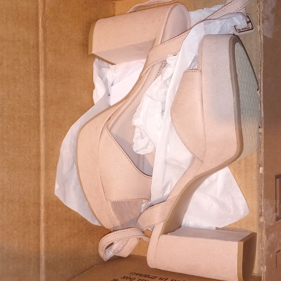 Chinese Laundry Nude Suede Stacked Platform Heels 8.5 New - Picture 2 of 6